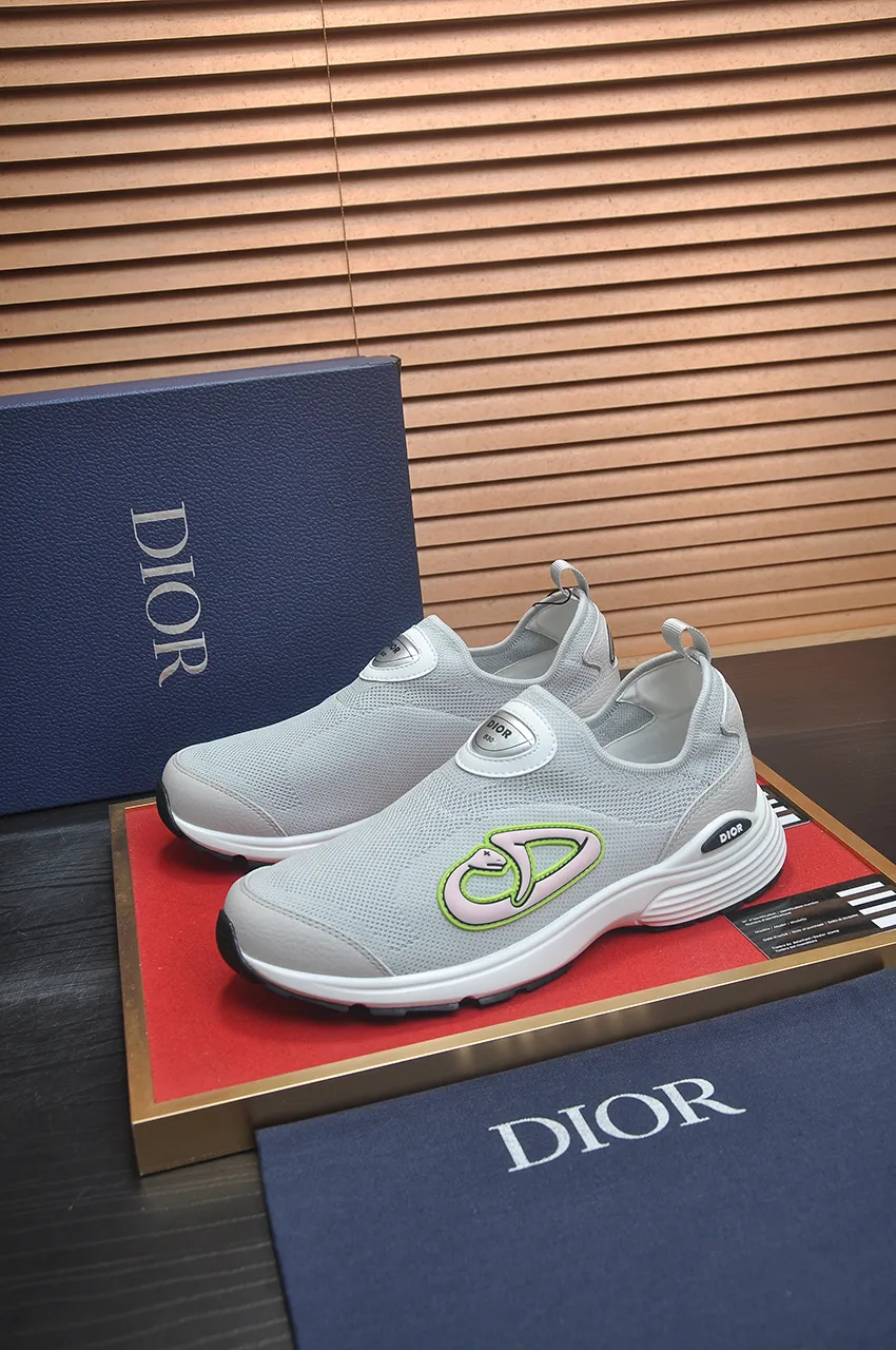 Men's Men's Shoes 💰540💶 𝐂𝐡𝐫𝐢𝐬𝐭𝐢𝐚𝐧 𝐃𝐢𝐨𝐫# Dior breathable fly-knit casual sneakers. The soft and breathable upper complements the lightweight textured effect rubber sole, decorated with various classic details, making it an ideal choice for everyday looks. Can be matched with various casual items to create a refined look Size: 38-46 (45 46 customized)